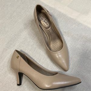 Life Stride Nude Pumps